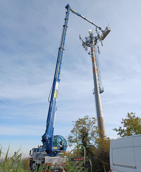 mollo Noleggio piattaforma aerea con cestello elevatore su camion a lavoro a Casale Monferrato