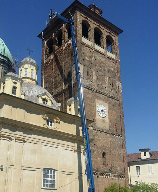 Mollo Noleggio piattaforma aerea autocarrata a noleggio a Vercelli per lavori alla Chiesa San Eusebio