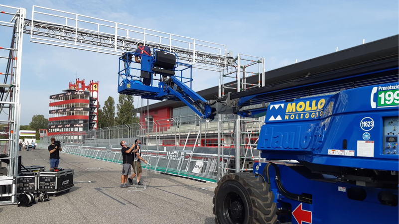 Mollo Noleggio Piattaforma aerea semovente con cestello elevatore a Imola