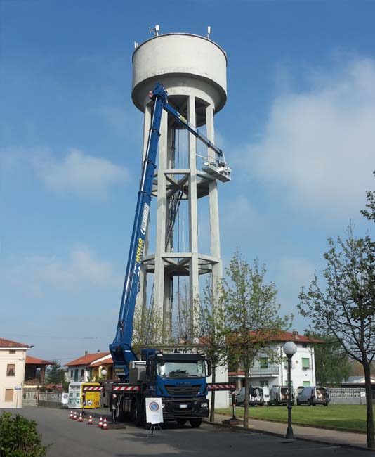 piattaforma elevatrice autocarrata con operatore a Codogno - Mollo Noleggio