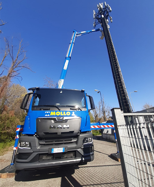 mollo Noleggio piattaforma aerea con cestello elevatore su camion a lavoro a Garbagnate Monastero