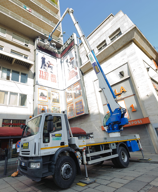 mollo Noleggio piattaforma aerea con cestello elevatore su camion a lavoro a Settimo Torinese