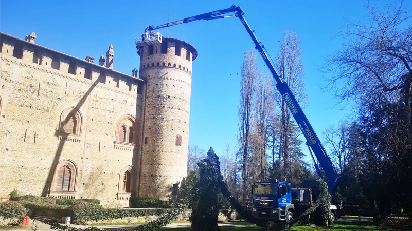 Mollo Noleggio Piattaforma aerea autocarrata con operatore per interventi di ristrutturazione a Piacenza al Castello di Grazzano Visconti