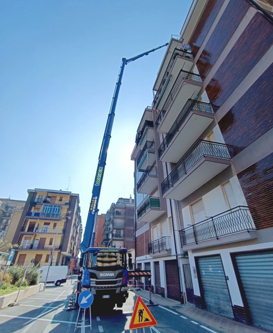 nolo piattaforma elevatrice noleggio a caldo con operatore a Imperia