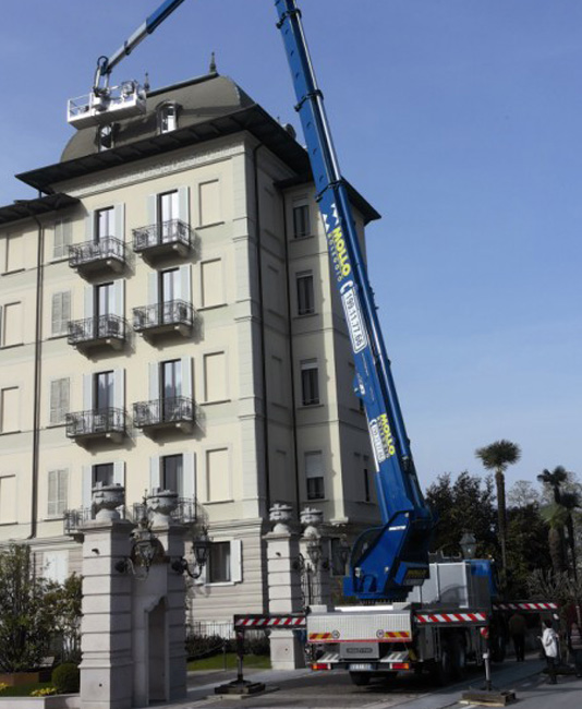 piattaforma aerea autocarrata con operatore Sondrio - Mollo Noleggio